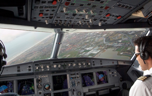 Vueing A320-200 EC-JTR cockpit (Vueling)(LR)