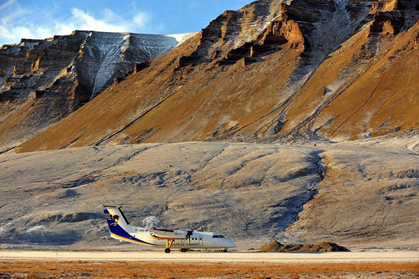 Air Iceland DHC-8-200 against mountain